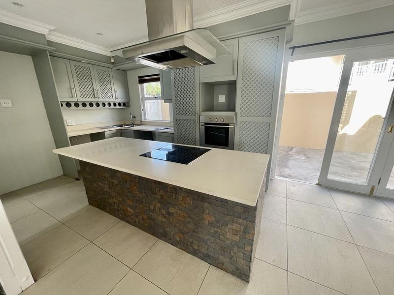 Hendra - Stylish Renovated Duplex in Secure Ilala Ridge Estate | Splash Pool, Study & Triple Garage - Photo 2