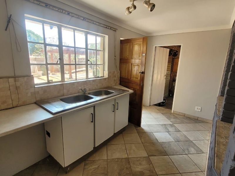 Modern family home - Photo 10