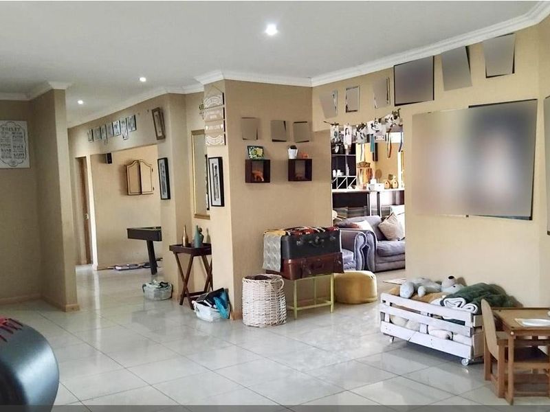 For Sale: Spacious Family Farmhouse - Photo 2