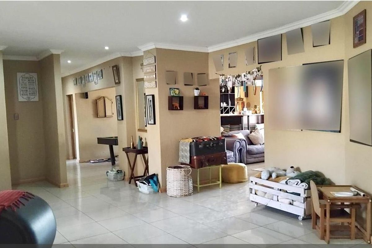 For Sale: Spacious Family Farmhouse - Photo 2