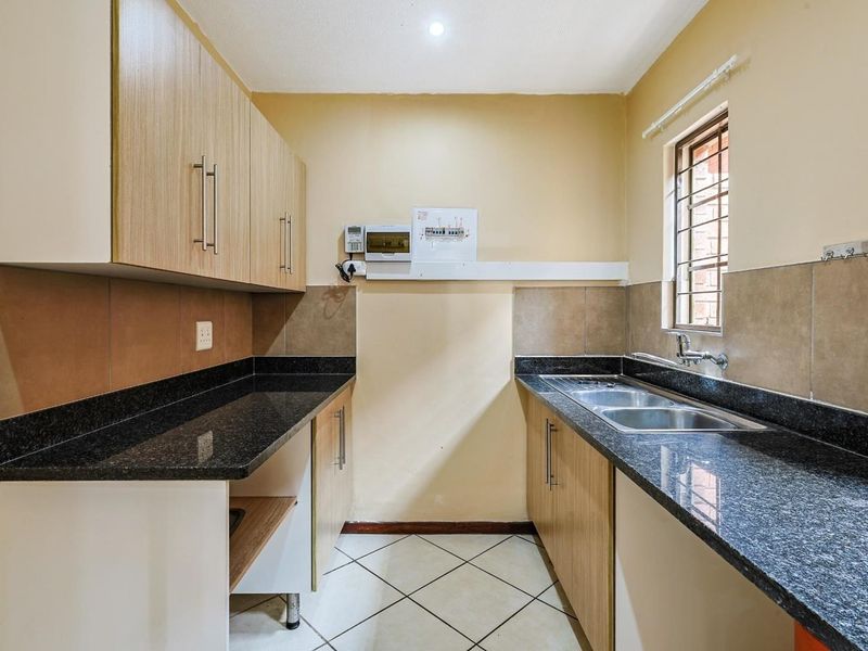 Energy-Efficient 4 Bedroom Corner Unit in Mooikloof Ridge Estate - Photo 9