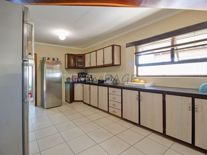 Otjiwarongo.:  Beautiful and neat 5 Bedroom Home on the outskirts of Town - Photo 9