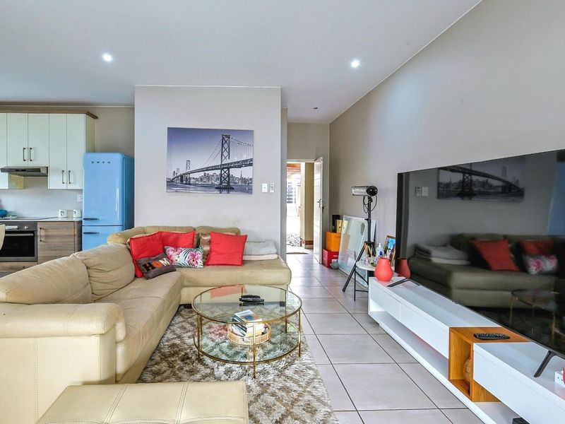 Sleek Modernity Meets Effortless Living - Photo 7