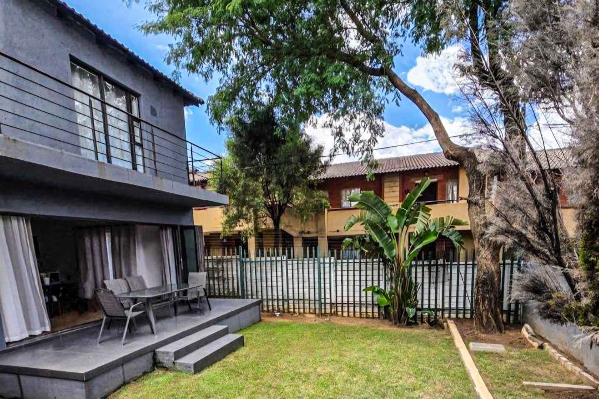 Astonishing estate ideally suited for a large family - Photo 3