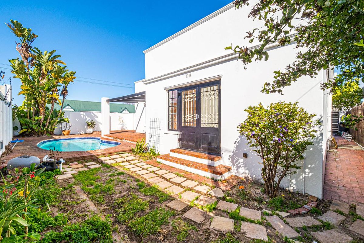 Stylish, Sun-Drenched Family Home in the Heart of Harfield Village - Photo 5