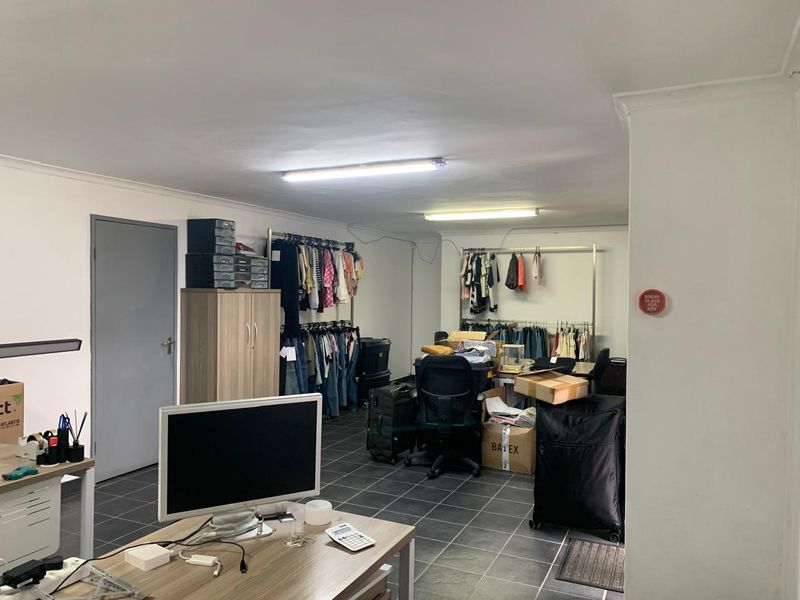 Spacious Warehouse with Office & Mezzanine – Prime Location! - Photo 6