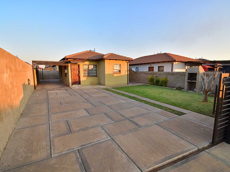 3 Bedroom, 2 Bathroom Home - Photo 2