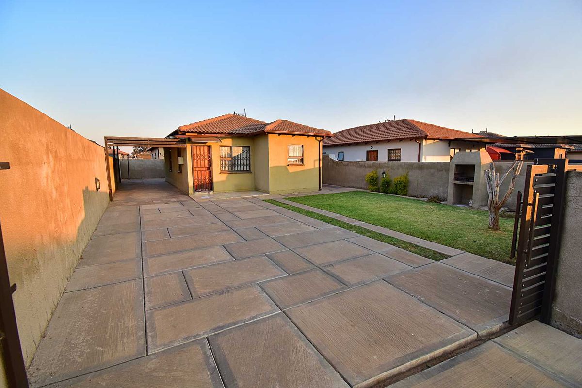 3 Bedroom, 2 Bathroom Home - Photo 2