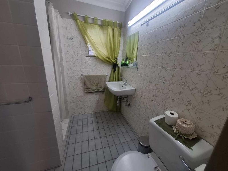 Family home with a flat - Photo 5