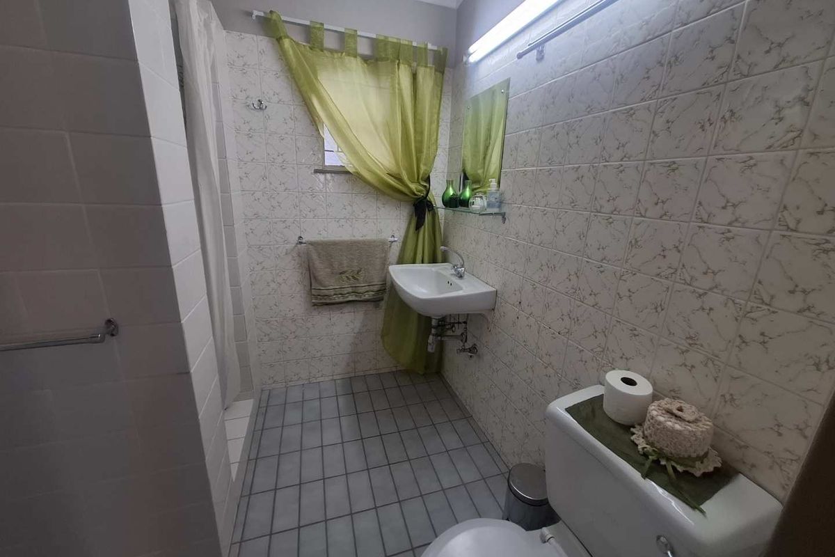 Family home with a flat - Photo 5