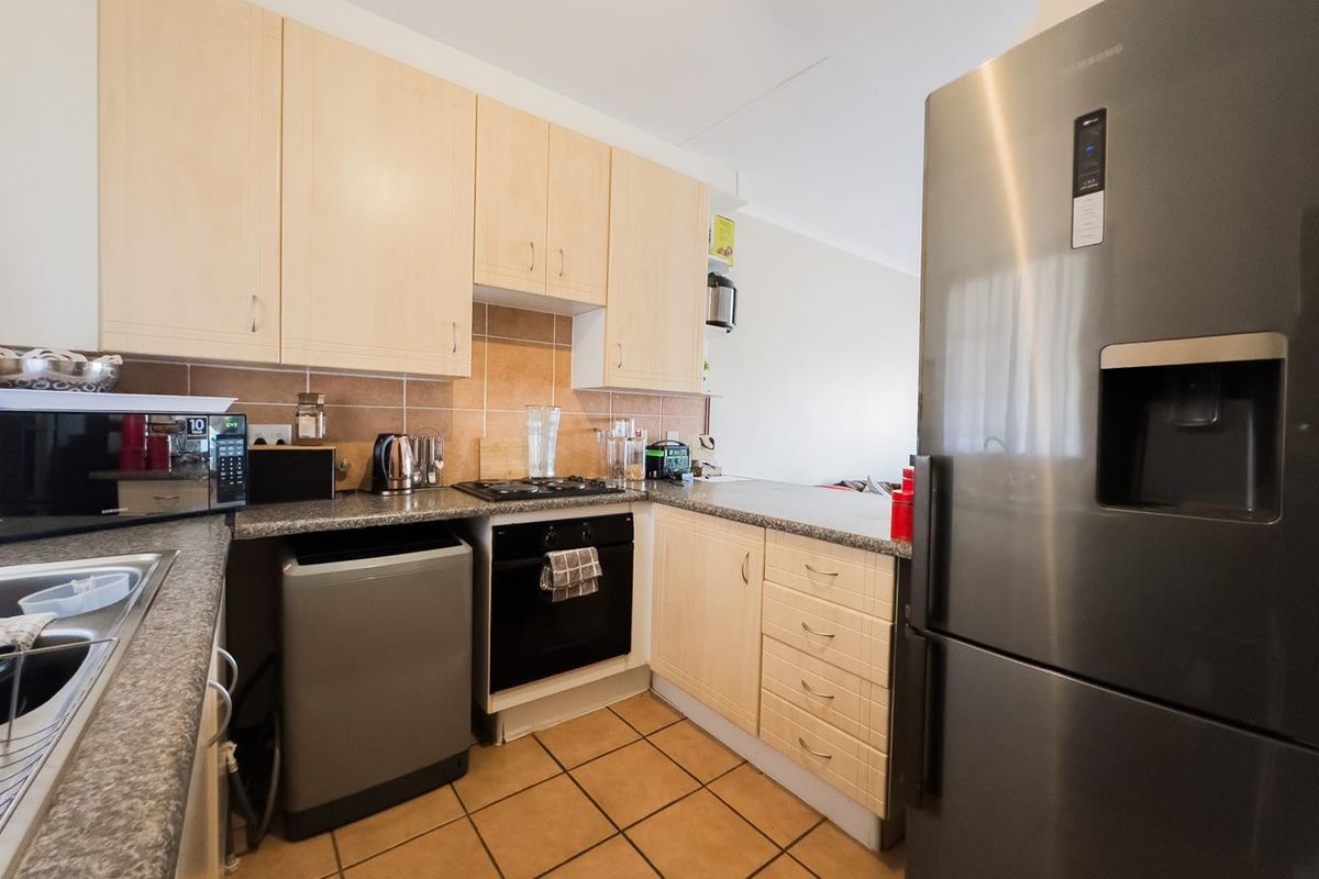 2 Bedroom Townhouse with Covered balcony - Photo 2