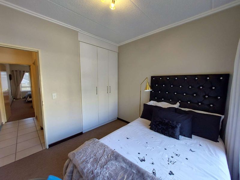 Fully Furnished 2-Bed Executive Apartment in Secure Bryanston Complex - Photo 10