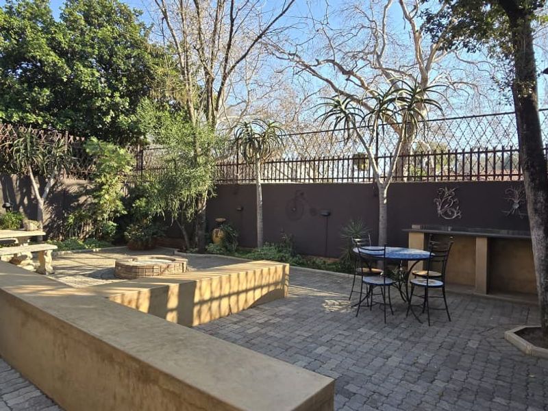 SPACIOUS 4-BEDROOM TOWNHOUSE FOR SALE IN ARCADIA, PRETORIA - Photo 2