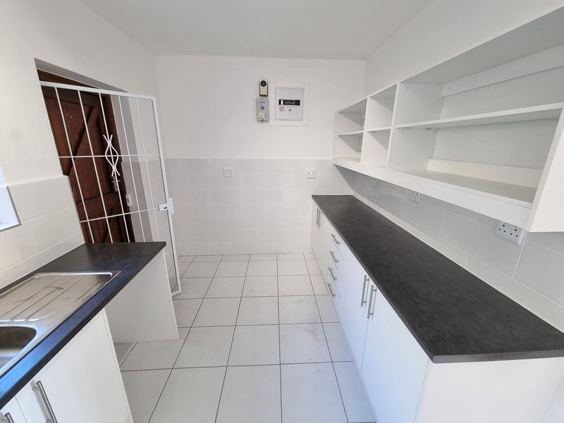 Unfurnished 3-Bedroom Apartment To Rent in Camps Bay - Photo 8