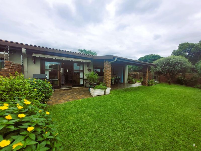 **Stepless - Charming, Spacious Corner Simplex with Extra Parking ** - Photo 2