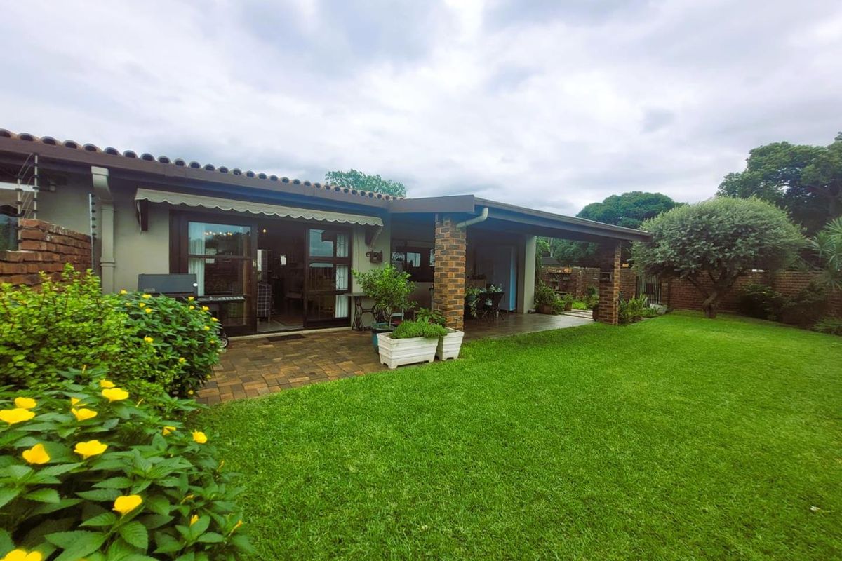 **Stepless - Charming, Spacious Corner Simplex with Extra Parking ** - Photo 2