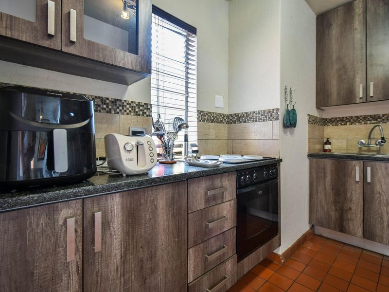 Mint Two bedroom duplex in double security complex - Die Wilgers - Photo 4