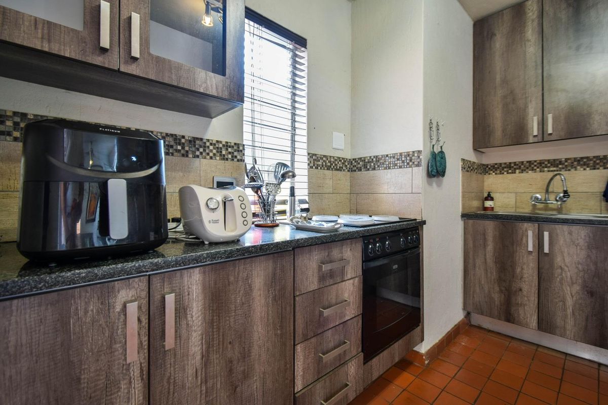 Mint Two bedroom duplex in double security complex - Die Wilgers - Photo 4