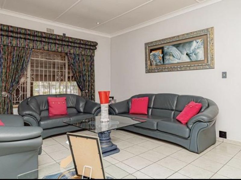4 Bedroom House for Rent - Photo 6