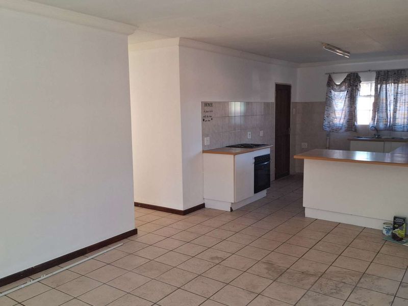 Corner Townhouse with Big Garden & Huge Potential – Exceptional Value - Photo 4