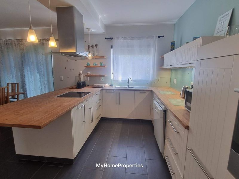 Spacious 3 Bedroom Townhouse with Rooftop Ocean View Terrace & Double Garage - Photo 7