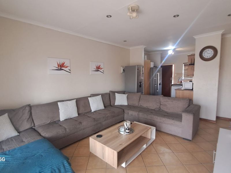 Upstairs 2 Bedroom/2 Bathroom Apartment - Photo 5