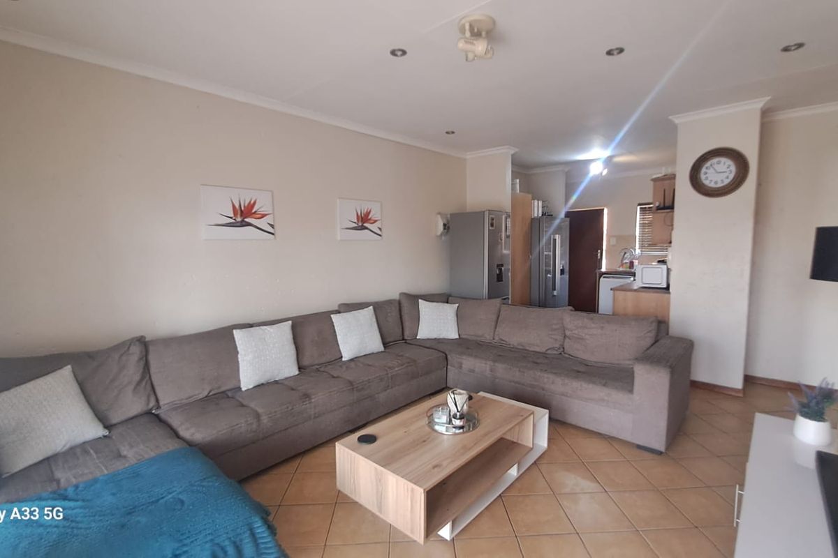 Upstairs 2 Bedroom/2 Bathroom Apartment - Photo 5