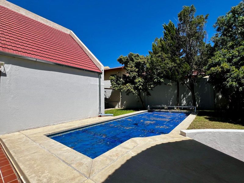 Huge property with backyard office - Photo 2