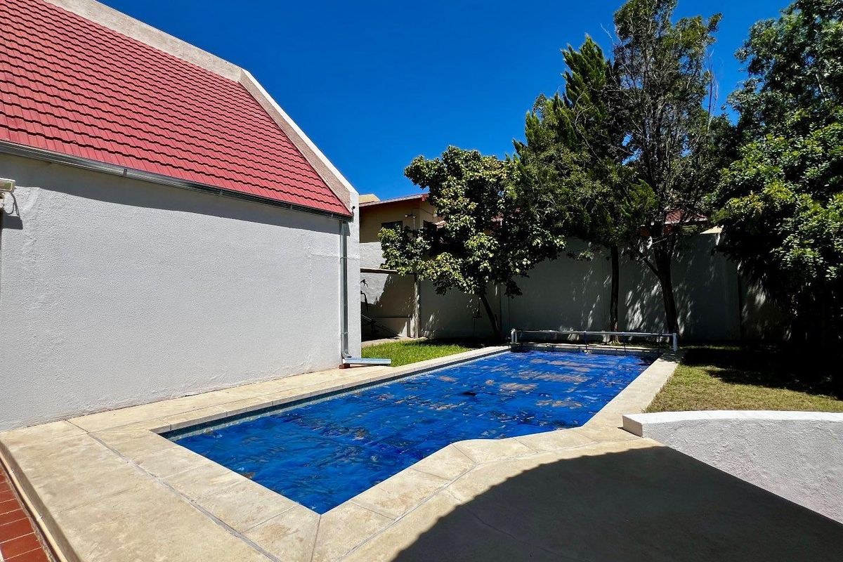 Huge property with backyard office - Photo 2