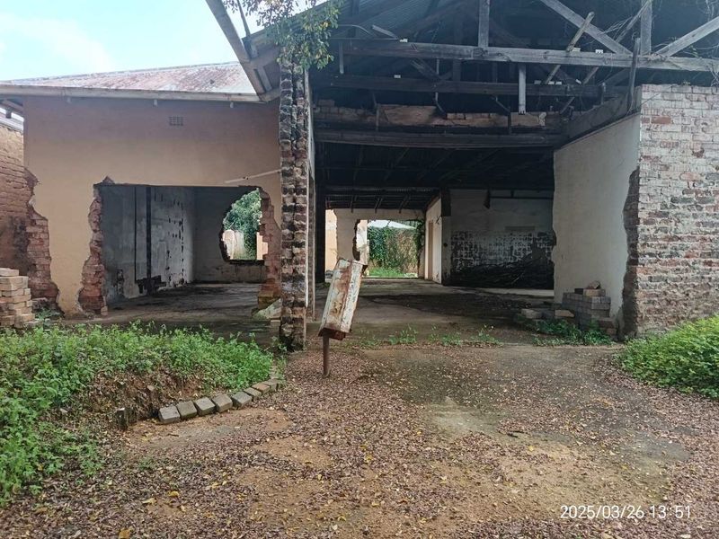 Vacant land with building ruins, bachelors flatlet and garage For sale! - Photo 2