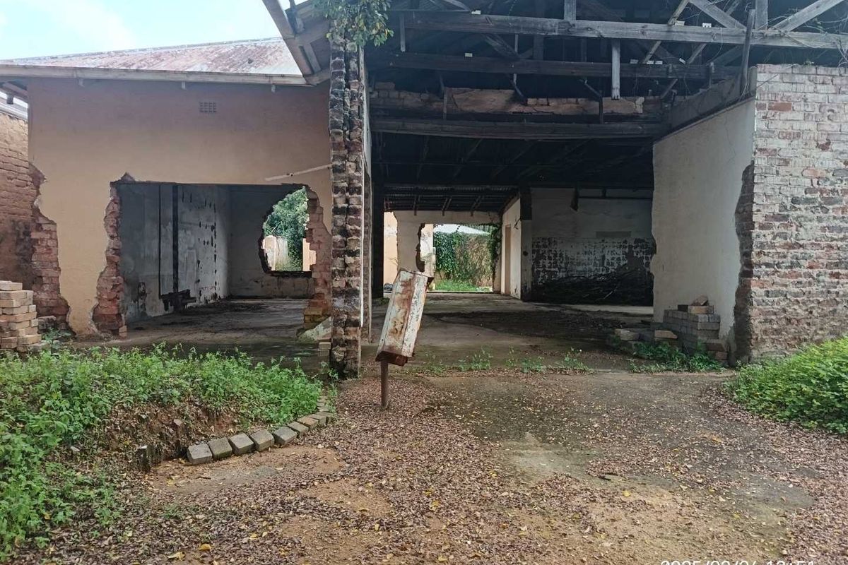 Vacant land with building ruins, bachelors flatlet and garage For sale! - Photo 2