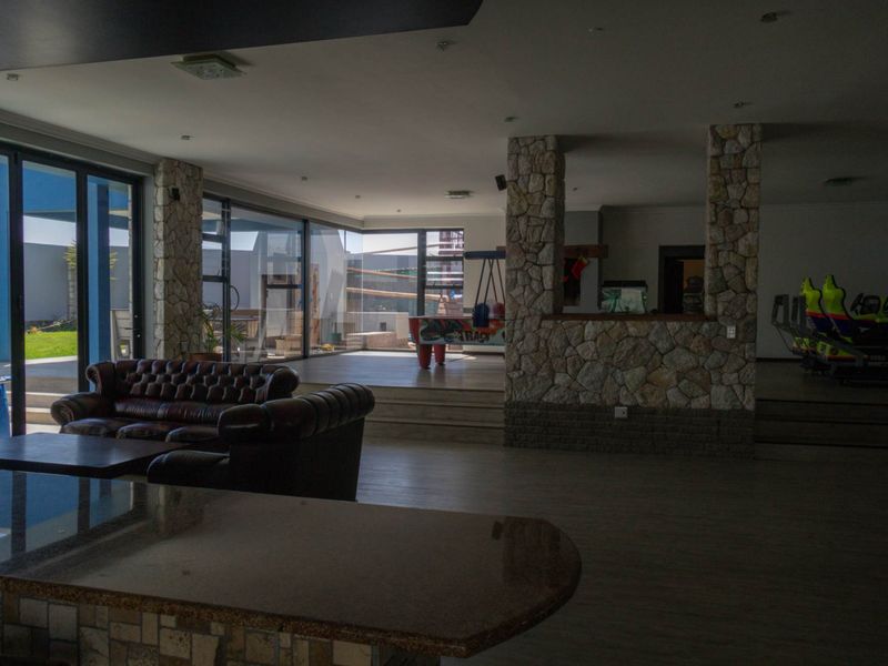 FOR SALE: SPACIOUS 5 BEDROOM FAMILY HOME WITH INDOOR & OUTDOOR BBQ IN OCEAN VIEW, SWAKOPMUND - Photo 4