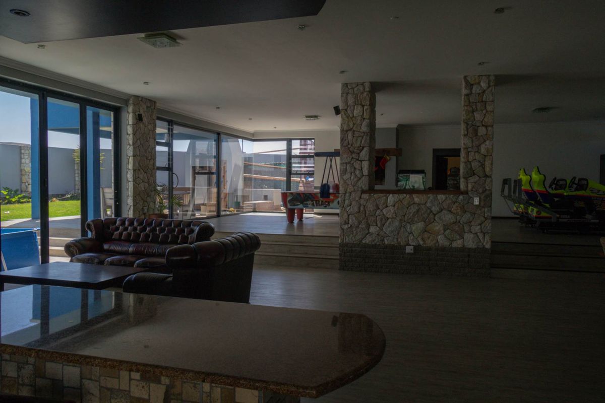 FOR SALE: SPACIOUS 5 BEDROOM FAMILY HOME WITH INDOOR & OUTDOOR BBQ IN OCEAN VIEW, SWAKOPMUND - Photo 4