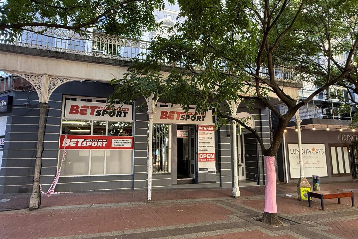 180m2 corner retail unit to let - Photo 4