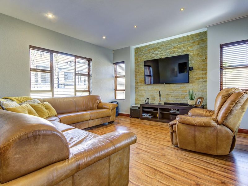 SPACIOUS, SOPHISTICATED CLUSTER IN VILLA LUCIANA! - Photo 6