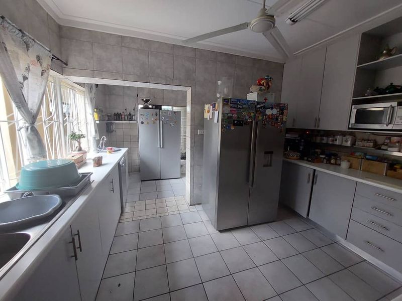 **Charming Guesthouse for Sale in Suiderhof, Windhoek** - Photo 4