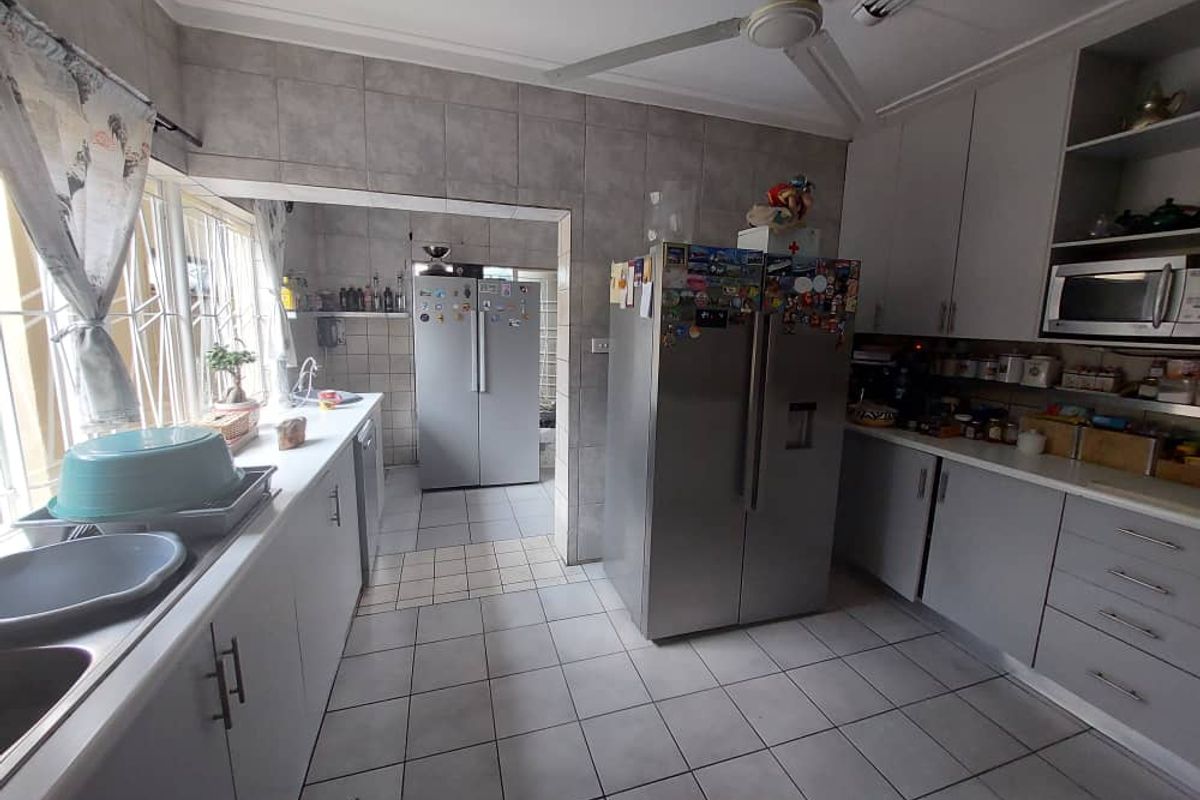 **Charming Guesthouse for Sale in Suiderhof, Windhoek** - Photo 4