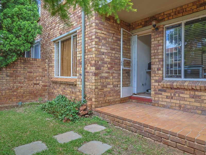 2 Bedroom Townhouse in a Secure Complex with double lock up garages - Photo 3