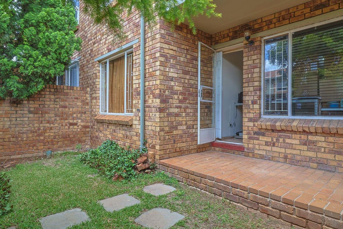 2 Bedroom Townhouse in a Secure Complex with double lock up garages - Photo 3