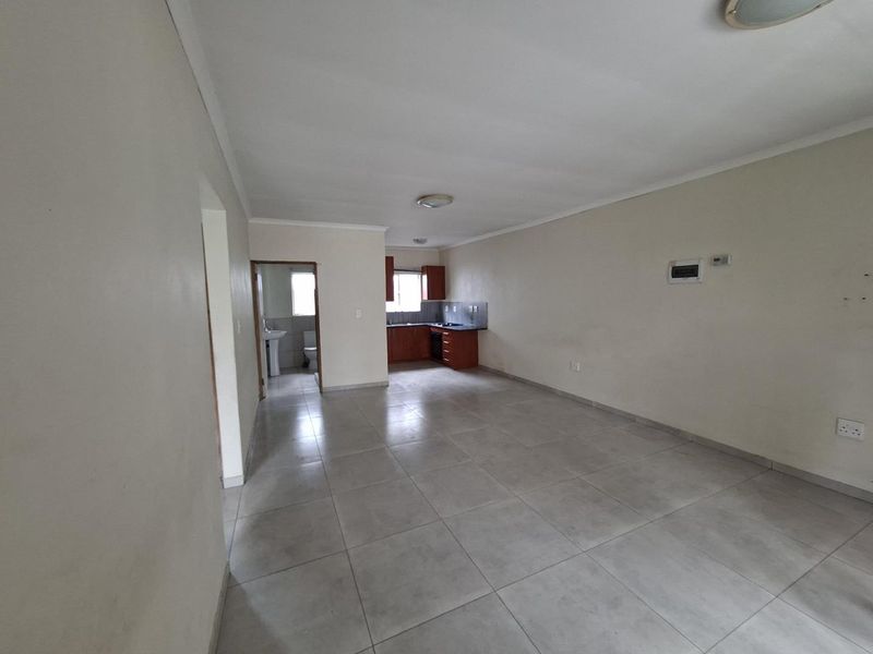 Spacious 2 Bed/1 Bath Apartment with 1 Covered Carport - Photo 10