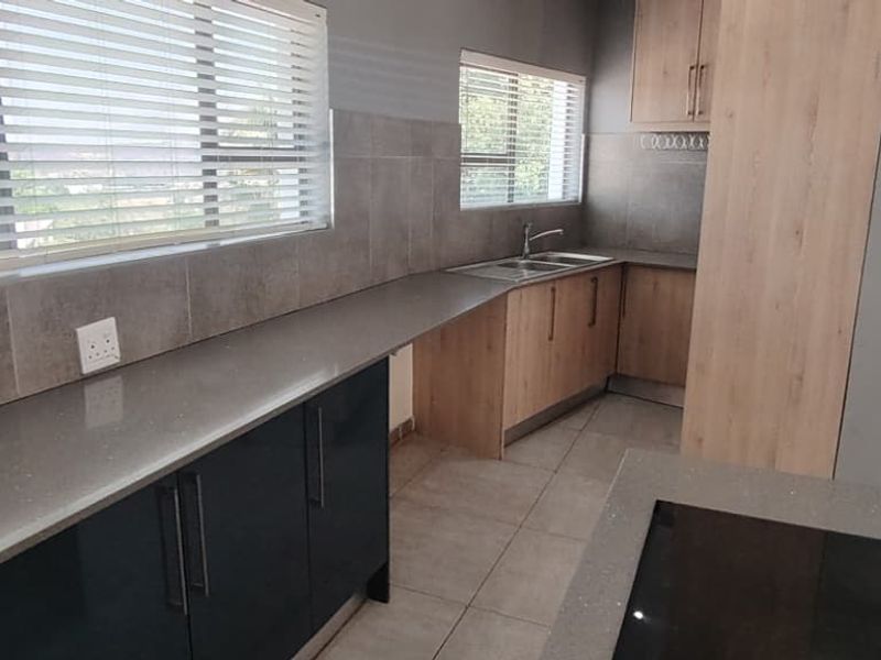 SPACIOUS  MODERN 3 BEDROOM 2 BATHROOM FIRST FLOOR  UNIT - Photo 4