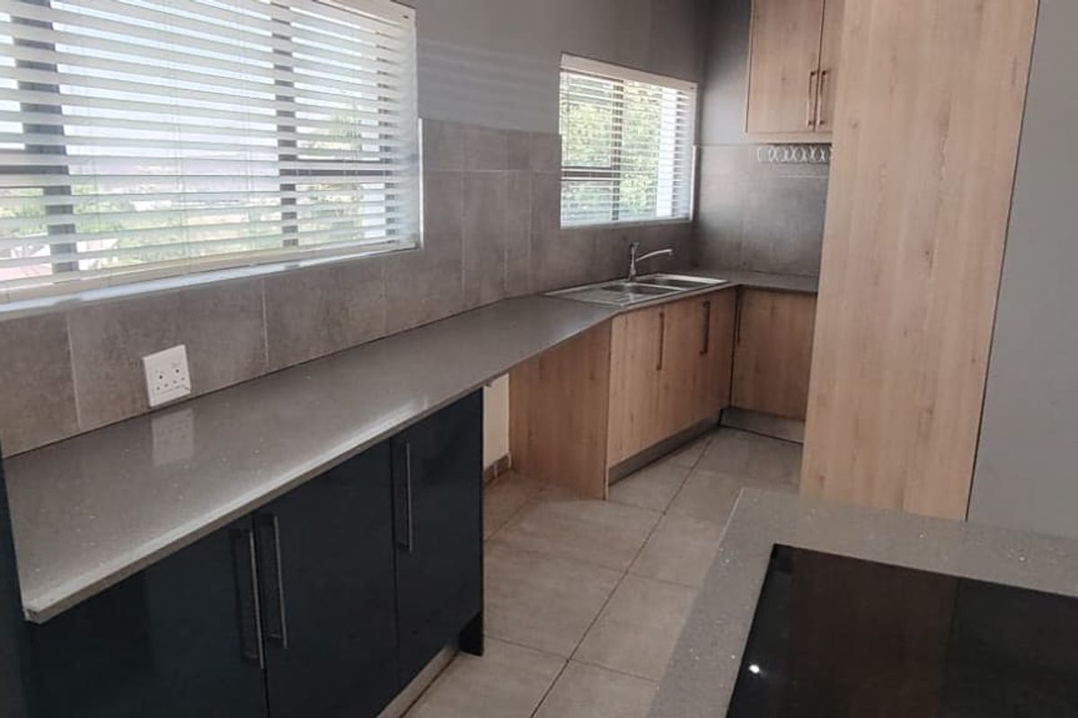 SPACIOUS  MODERN 3 BEDROOM 2 BATHROOM FIRST FLOOR  UNIT - Photo 4