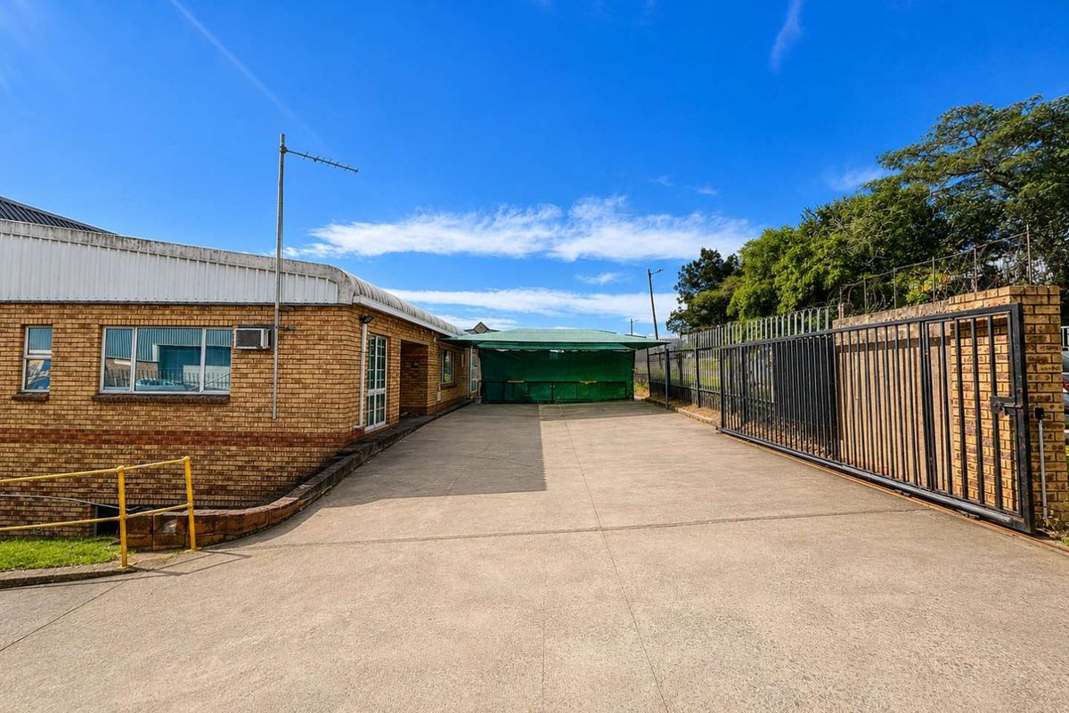 Warehouse with Yard & Superlink Access To Let - Photo 4