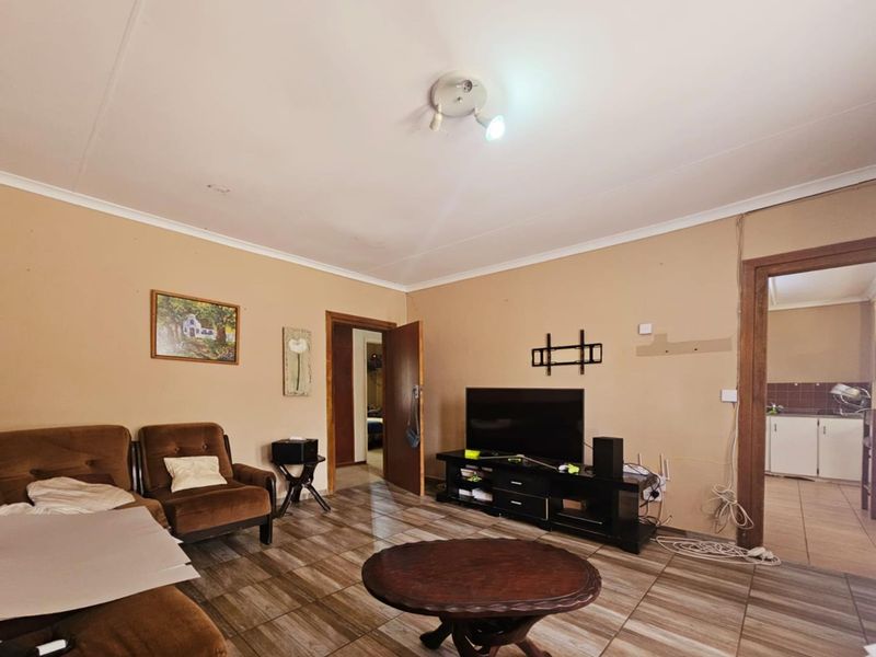 "Discover Comfort: 4 Beds, Pool, Braai, & More!" - Photo 7