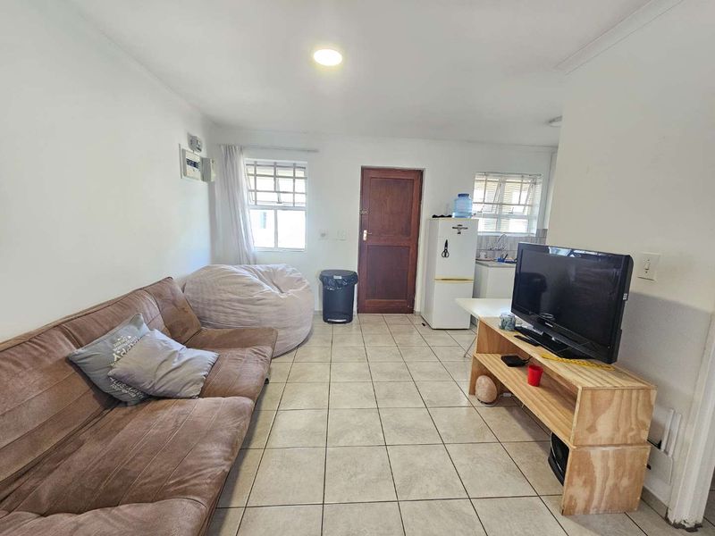 Lovely 2 Bed 1 Bath unit with open plan living area with kitchen and separate bathroom - Photo 5