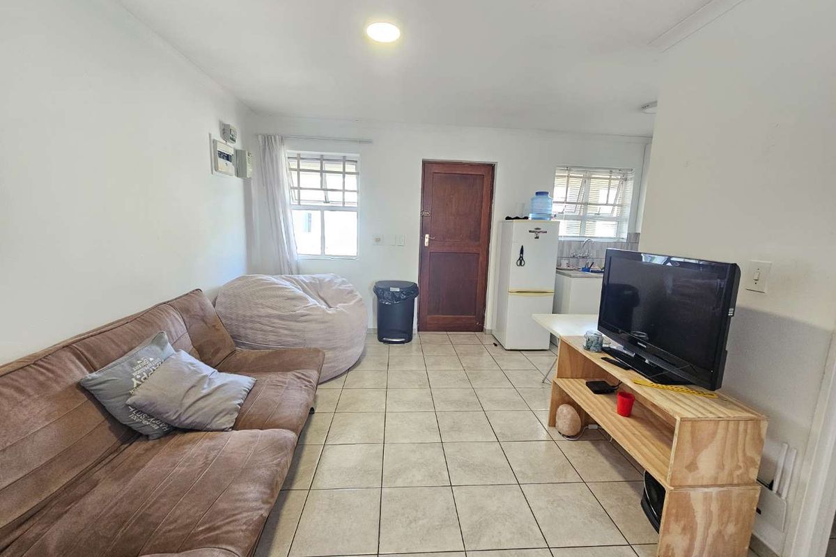 Lovely 2 Bed 1 Bath unit with open plan living area with kitchen and separate bathroom - Photo 5