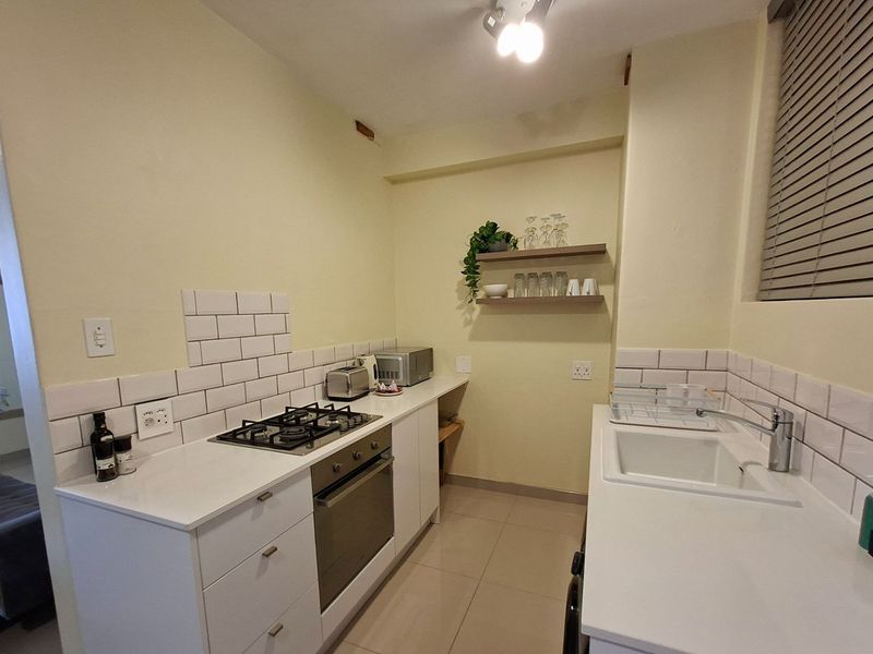 Bright and Spacious Fully Furnished Studio Apartment to Rent in Illovo Mews - Photo 2