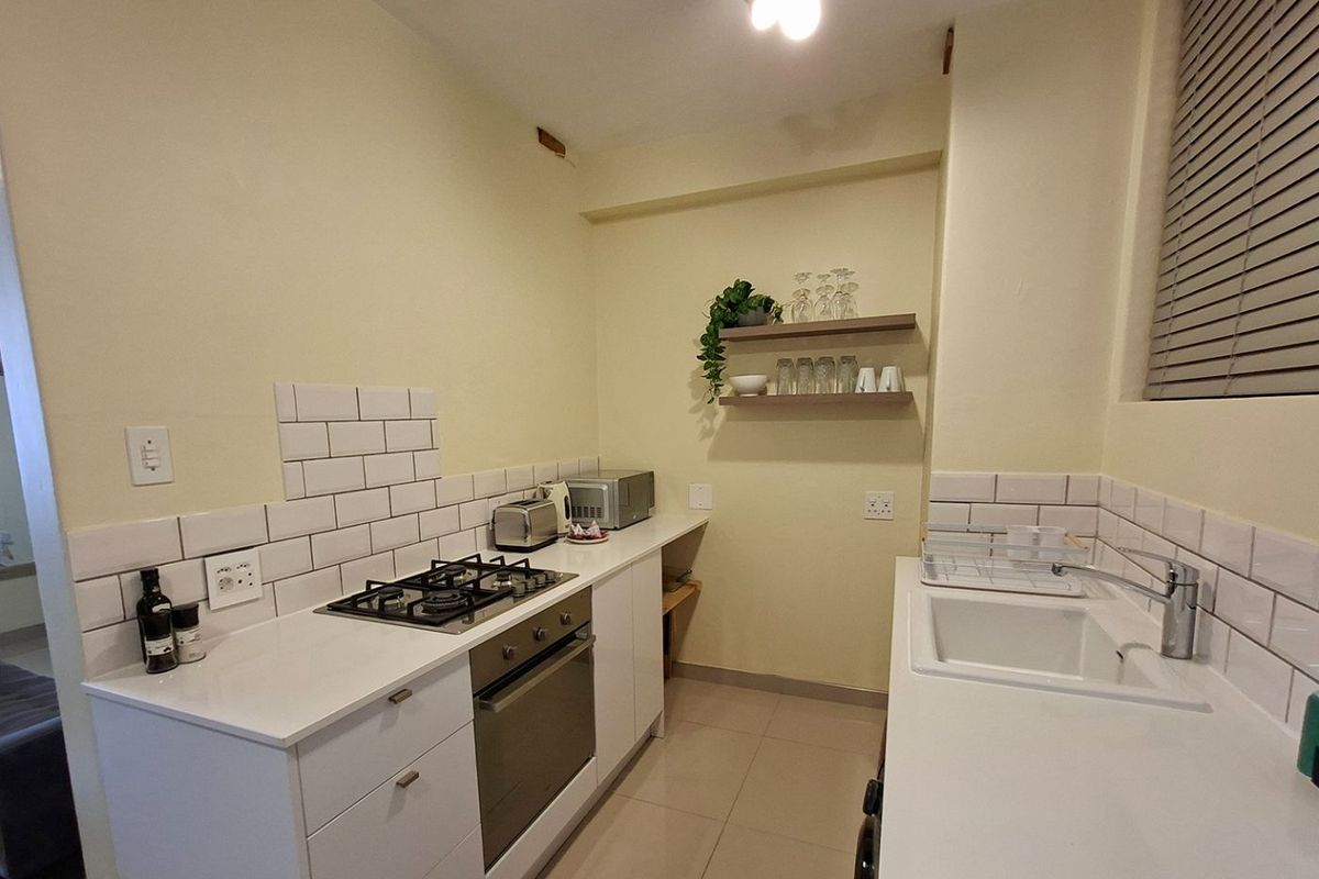 Bright and Spacious Fully Furnished Studio Apartment to Rent in Illovo Mews - Photo 2