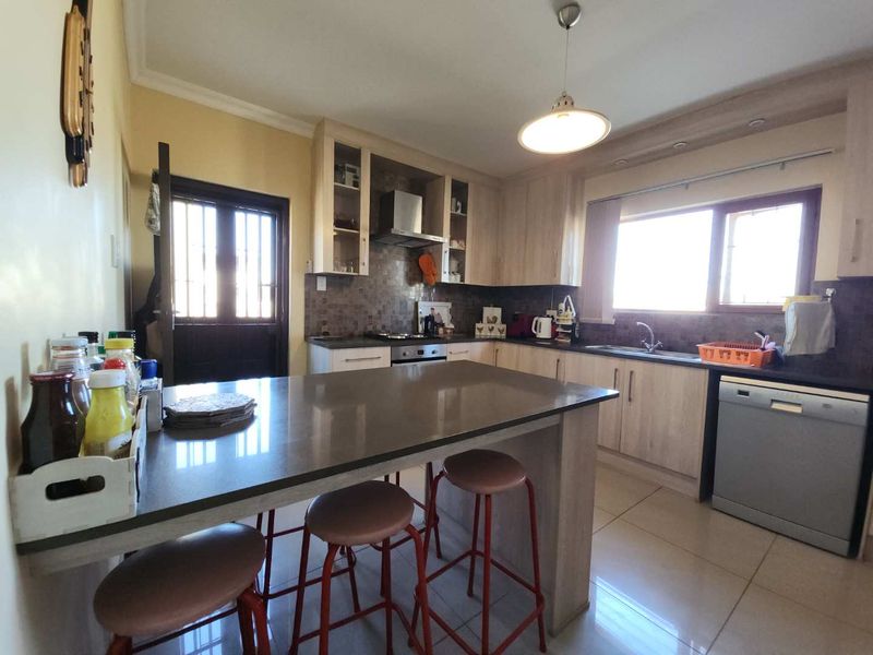 4 Bedrooms plus 2-bedroom flat awaits you. - Photo 4