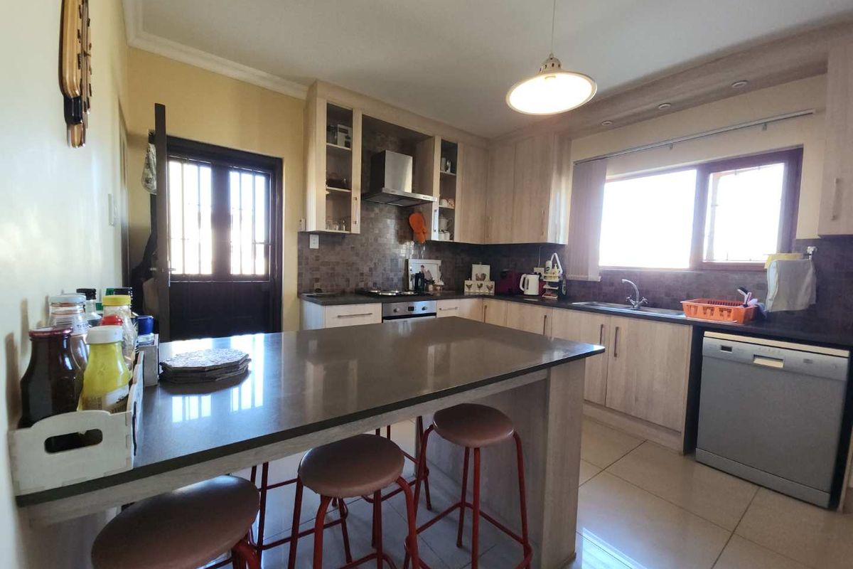 4 Bedrooms plus 2-bedroom flat awaits you. - Photo 4